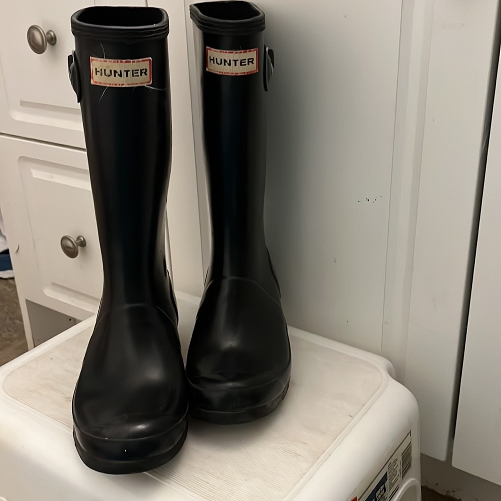 Black Hunter youth size 2 boots.  From pet friendly home.  Lightly used. - Picture 2 of 4